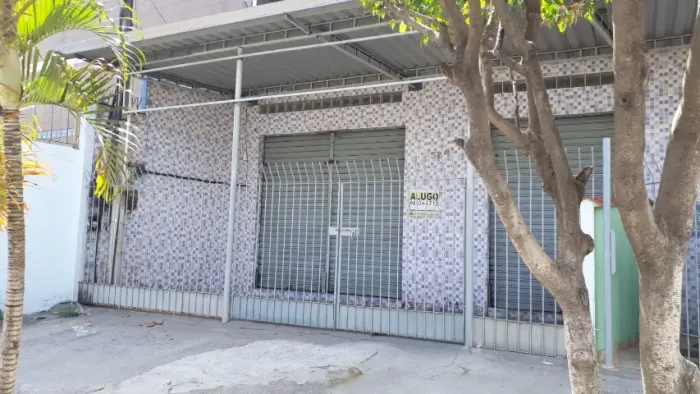 Alugo loja no Centro de Rocha Miranda, com + ou - 90mt², quase em frente ao Mercado Extra.
