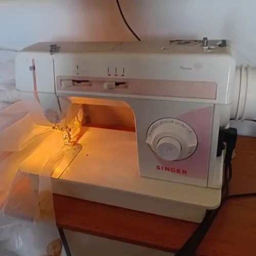 Vende Se máquina singer.