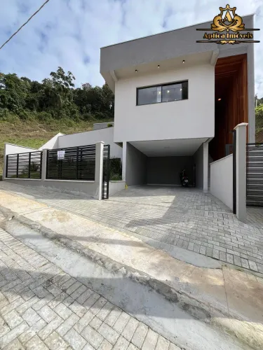 CASA ALTO PADRÃO COM PISCINA AQUECIDA - BATEAS - BRUSQUE