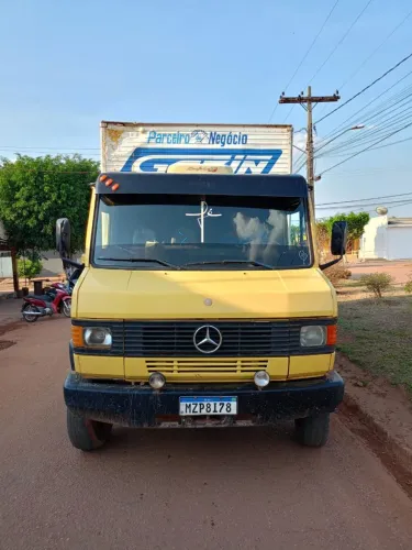 Caminhão MB 914 baú