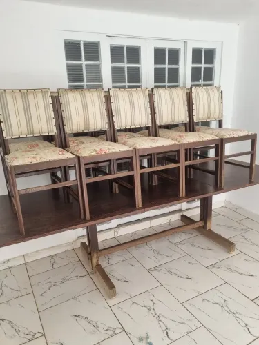 Mesa de madeira mais 10 cadeiras