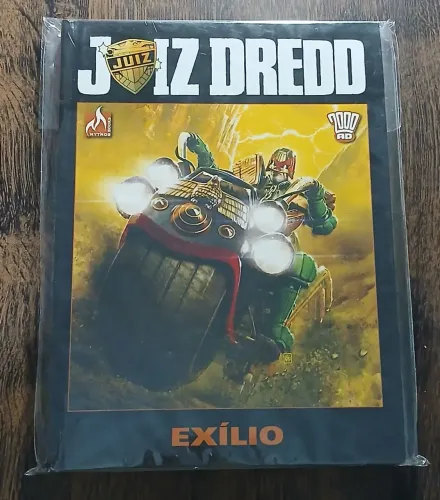 HQ Juiz Dredd: Exílio (Mythos, Capa Dura, seminova)