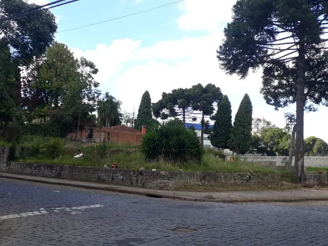 Terreno de esquina proximo ao Clube Juvenil