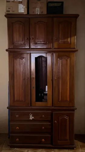 Vende-se guarda-roupa de madeira maciça