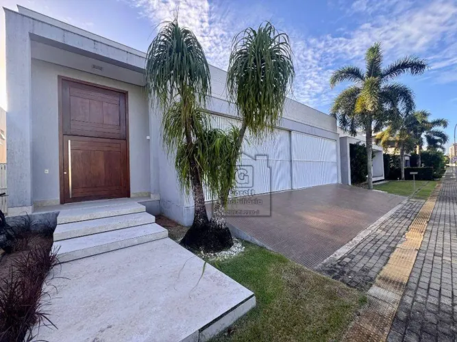 Casa de alto padrão à venda e para alugar em condomínio fechado, com 3 suítes, piscina e 4