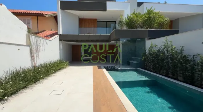 Casa de Condominio, 5 suítes ao lado da Escola Americana e todo o commércio.