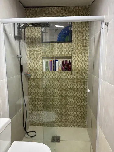 Box banheiro, em vidro, com perfil branco, medindo 1,23x1,90. Excelente estado.