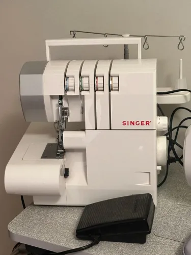 Máquina de overlock doméstica Singer S0105
