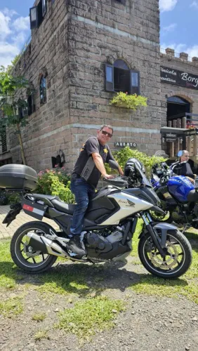 Nc750 toda revisada sem nada pra fazer. Nunca caiu. Toda original. Pneus zero