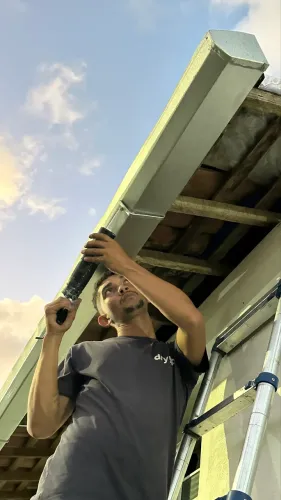 Instalação de telhado calhas e rufos
