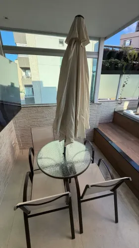 Conjunto área externa em aço. 4 cadeiras reforçadas + 1 mesa vidro + 1 Ombrelone 2,70m