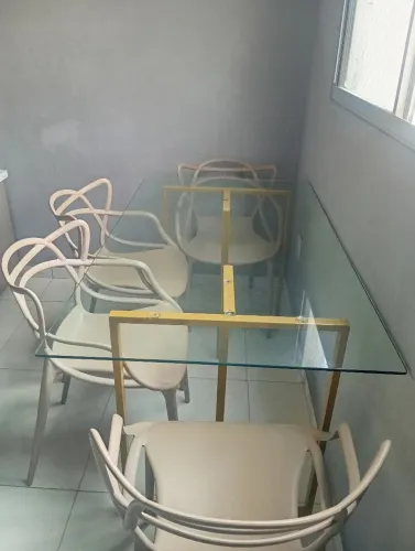 Mesa de vidro com 4 cadeiras