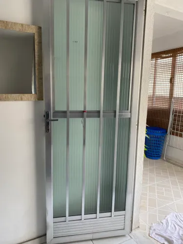 Vende-se duas portas de alumínio