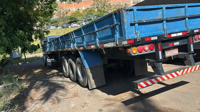 Carreta fachinni 3 eixos