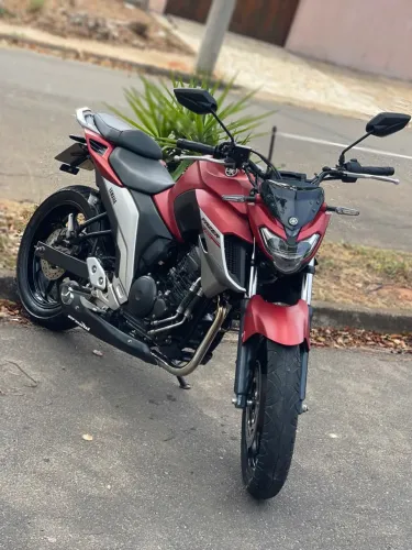 Yamaha FZ25 - Conservada e Pronta para Rodar