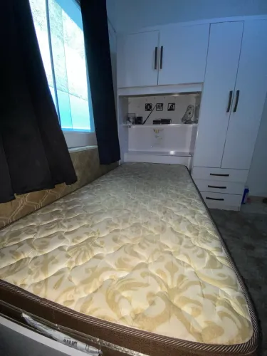 Cama solteiro e guarda-roupa acoplado