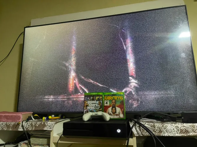 Vendo xbox one fat com controle e game pass com 400 jogos 500gb e dois jogos mídia física
