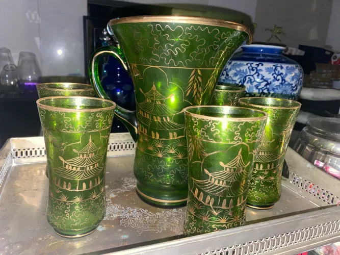 Década de 50 . Jarra com 6 copos em vidro verde e pintura dourada . 