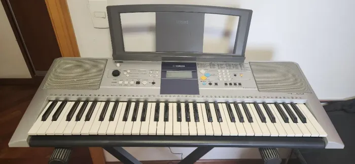 Teclado Yamaha PSR-E323 YPT-320 completo com suporte, capa e manual