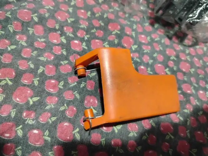 Suporte/alavanca do cabo de abertura do capô do VW Logus. 