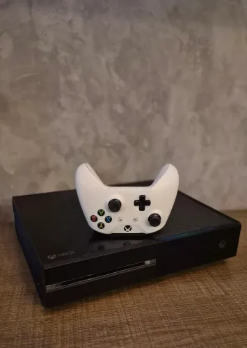 Xbox One 500gb - Apenas Mídia Digital + Controle Original