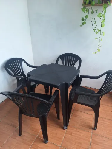 Mesa Plastica com duas cadeiras.