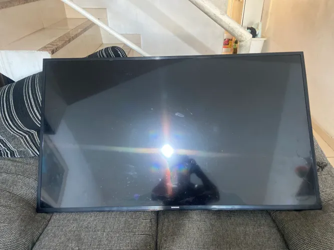 Tv Samsung smart com o pé (tela quebrada)49 modelo 6100G