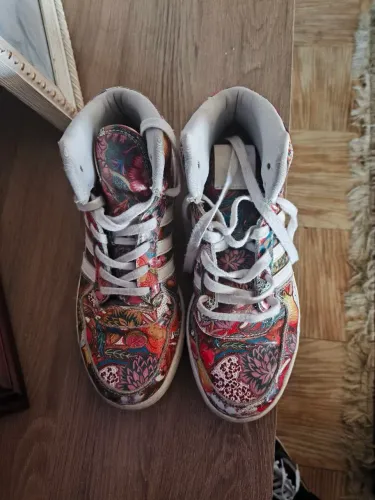 Tênis Adidas florido