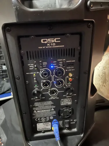 QSC k10 excelente estado aproveitei o preço eu entrego! 