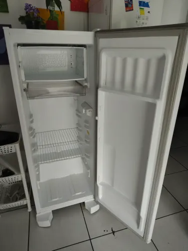 Geladeira esmaltec 245lt, seminova em bom estado