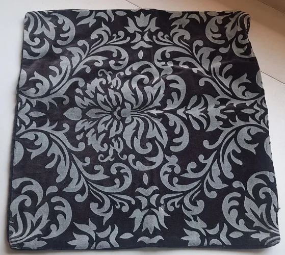 Capa de almofada Tok Stok aveludada na cor preta com arabescos 45x45 cm