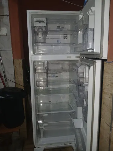Vende-se uma geladeira Eletrolux