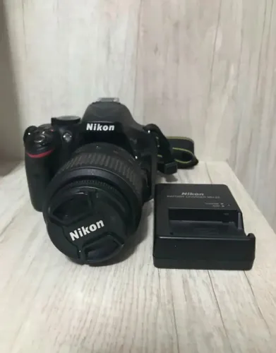 Camera Nikon - D5200 + lente do kit + carregador