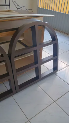 Prateleiras em forma de janela de madeira