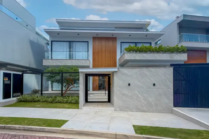 Casa Triplex à Venda com 5 Suítes, Piscina e Energia Solar  Sofisticação e Sustentabilidad
