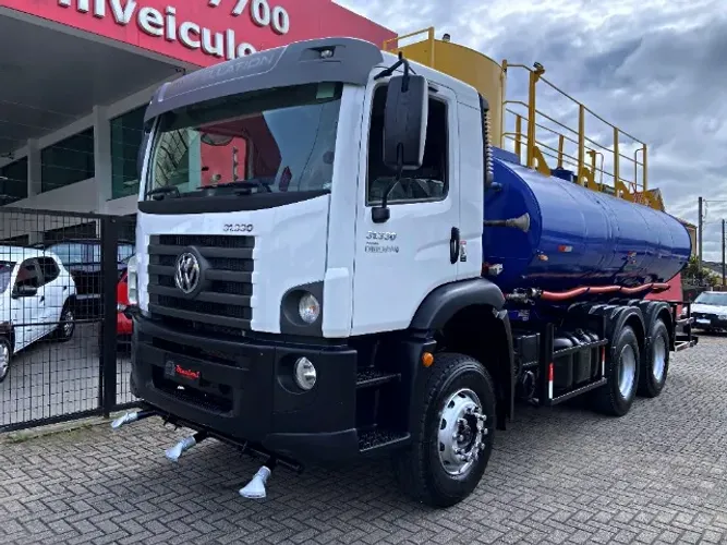 31.330 EQUIPADO COM TANQUE DE 20 MIL LITROS COM QUEBRA ONDAS