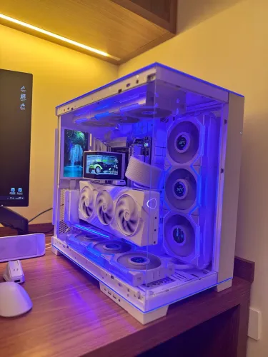 PC Gamer White Edition RTX 5080 + Ryzen 7 9800X3D