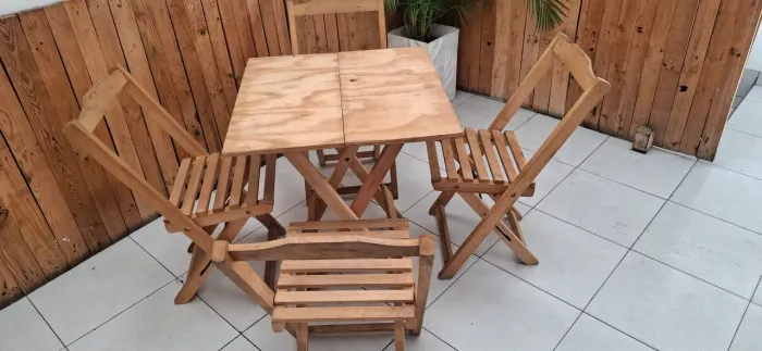 Mesa e cadeiras