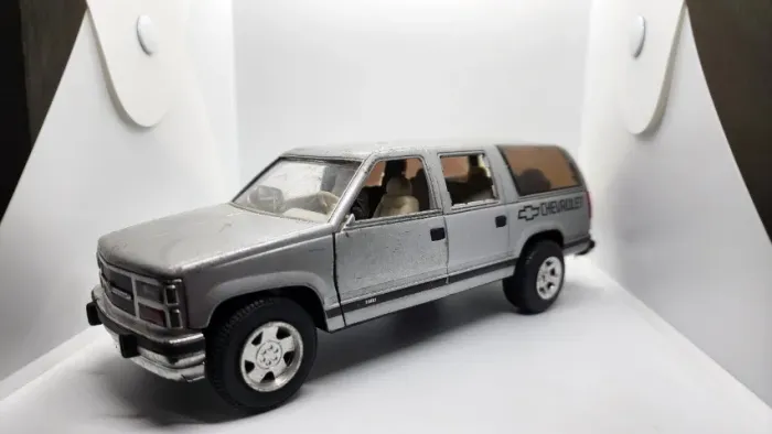 Miniatura Chevrolet Suburban, Escala 1:24 , Coleção Sunnyside