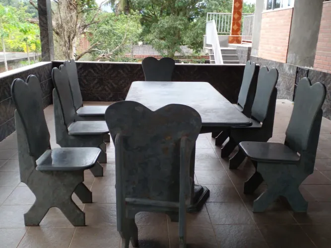 Mesa de ardose com 8 cadeiras.
