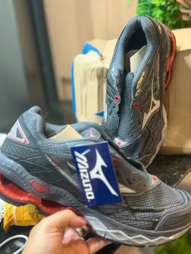 Tênis mizuno Primeira linha. N.42