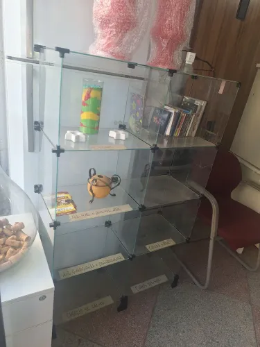 Vitrine em bom estado.