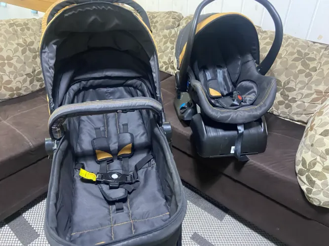 Carrinho- Moisés/ bebê conforto com base