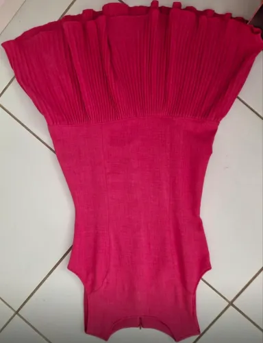 Vestido rosa com zíper atrás
