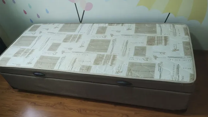 Cama box solteiro, com colchão conjugado e baú