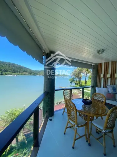 Duplex em condomínio fechado com marina, 4 quartos