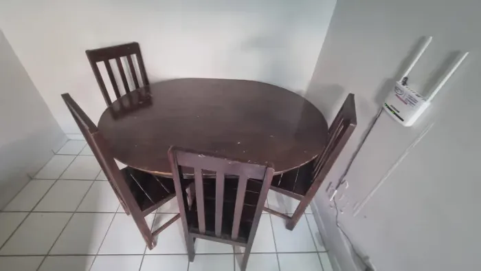 Mesa de madeira com 4 cadeiras marcas de uso medindo 1,48 x 1,15 x 0,79 altura ((ENTREGO))