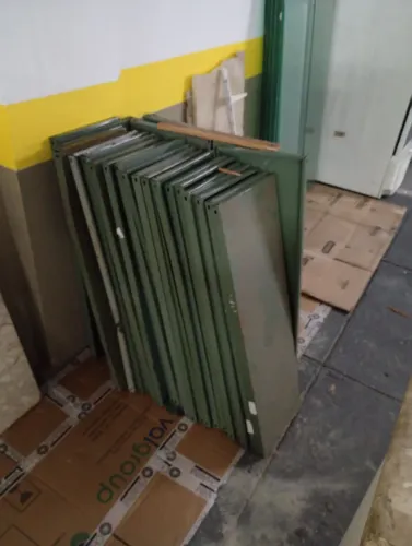 Estantes de aço de 4 bandejas e 4 colunas de aço