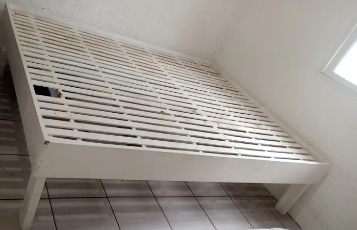 Vendo essa cama bem baratinho pelo fato d q terá q repintar ela
