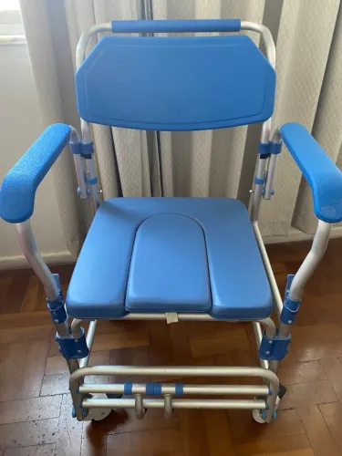 Cadeira de rodas higiênica para adulto